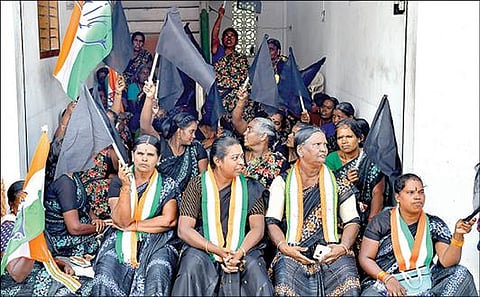 தமிழக காங். தலைவர் கே.எஸ்.அழகிரிக்கு எதிராக நெல்லையில் நேற்று போராட்டத்தில் ஈடுபட்ட மகளிர் காங்கிரஸார். படம்: மு.லெட்சுமி அருண்