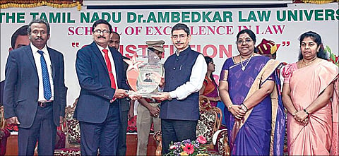 தமிழ்நாடு டாக்டர் அம்பேத்கர் சட்டப் பல்கலைக்கழகத்தில் இந்திய அரசியலமைப்பு சட்ட தின விழா நேற்று கொண்டாடப்பட்டது. சிறப்பு விருந்தினராக கலந்து கொண்ட ஆளுநர் ஆர்.என்.ரவிக்கு, சட்டப் பல்கலைக்கழக துணைவேந்தர் என்.எஸ்.சந்தோஷ்குமார் நினைவுப் பரிசு வழங்கினார். உடன், பதிவாளர் கவுரி ரமேஷ், மூத்த பேராசிரியர் சீனிவாசன் உள்ளிட்டோர். படம்: எஸ்.சத்தியசீலன்
