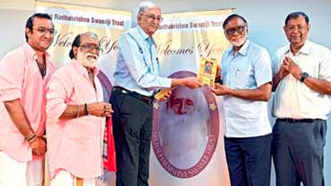 ராதாகிருஷ்ண சுவாமிஜி அறக்கட்டளை சார்பில், ஷீரடி சாய்பாபா ஆரத்தி பாடல்களின் தமிழ் இசை குறுந்தகடு வெளியீட்டு விழா, சென்னை தி.நகரில் நடந்தது. இதில் சாய் பல்கலை. நிறுவனர் கே.வி.ரமணி குறுந்தகடை வெளியிட திரைப்படத் தயாரிப்பாளர் தியாகராஜன் முதல் பிரதியை பெற்றுக் கொண்டார். உடன், ராதாகிருஷ்ண சுவாமிஜி அறக்கட்டளையின் அறங்காவலர் கிருஷ்ணகுமார், பாடகர்கள் வீரமணி ராஜு, அபிஷேக்குமார் உள்ளிட்டோர். படம்: எஸ்.சத்தியசீலன்