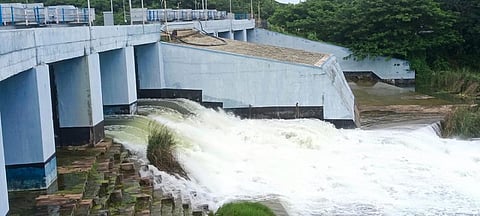 வீராணம் ஏரியின் பிரதான வடிகால் மதகான வெள்ளியங்கால் வடிகால் மதகு வழியாக தண்ணீர் வெளியேற்றப்படுகிறது.
