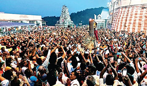 திருத்தணி சுப்பிரமணிய சுவாமி கோயிலில் கார்த்திகை தீபத் திருவிழாவை முன்னிட்டு, சொக்கப்பனையில் தீபம் ஏற்றப்பட்டது. இதில், ஆயிரக்கணக்கான பக்தர்கள் பங்கேற்று சுவாமி தரிசனம் செய்தனர்.