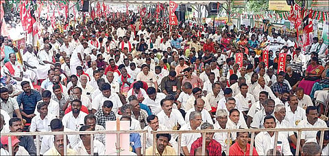 அனைத்து விளைபொருட்களுக்கும் குறைந்தபட்ச ஆதார விலை அறிவித்து சட்டமாக்க வேண்டும் என்பது உள்ளிட்ட 24 கோரிக்கைகளை வலியுறுத்தி, ஐக்கிய விவசாயிகள் முன்னணி, மத்திய மற்றும் மாநில தொழிற்சங்கத்தின் சார்பில் சென்னை எழும்பூர் ராஜரத்தினம் மைதானம் அருகே நடைபெற்ற தொடர் போராட்டத்தில் பங்கேற்றோர். படம்: எஸ்.சத்தியசீலன்