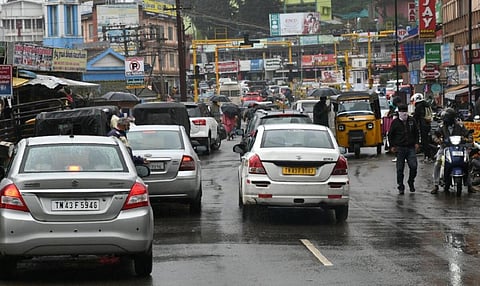 உதகையில் தொடர் மழை காரணமாக உடல் உபாதைகளால் மக்கள் அவதி