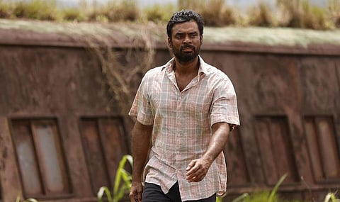 ‘Adrishya Jalakangal’ Review: மாய யதார்த்த மொழியில் போருக்கு எதிரான சினிமா!