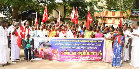 மதுரை மாவட்டஆட்சியர் அலுவலகம் முன்பு இந்திய கம்யூனிஸ்ட் கட்சி (மார்க்சிஸ்ட் லெனினிஸ்ட்) சார்பில் இன்று நடந்த ஆர்ப்பாட்டத்தில் பங்கேற்றோர். | படம்: எஸ்.கிருஷ்ணமூர்த்தி.