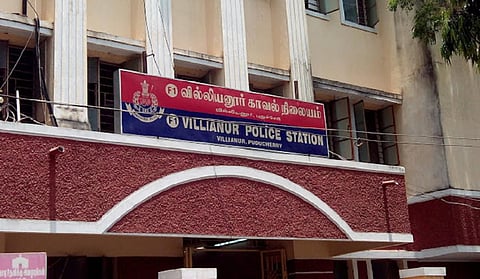 ஒருதலை காதல் விவகாரத்தால் தனியார் பாரில் நாட்டு வெடிகுண்டு வீச்சு @ புதுச்சேரி
