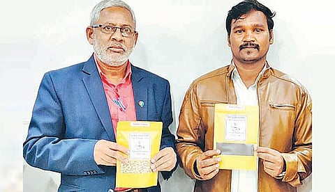 இயற்கை விவசாயி ஹெச்.என்.சிவன், தாளவரை காபி உற்பத்தி செய்யும் பீமன் ஆகியோர்.
