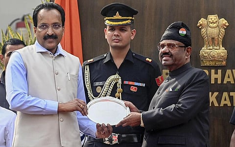 கொல்கத்தாவில் நடைபெற்ற நிகழ்ச்சியில் பங்கேற்ற இஸ்ரோ தலைவர் எஸ்.சோமநாத். உடன் மேற்கு வங்க ஆளுநர் ஆனந்த போஸ்.