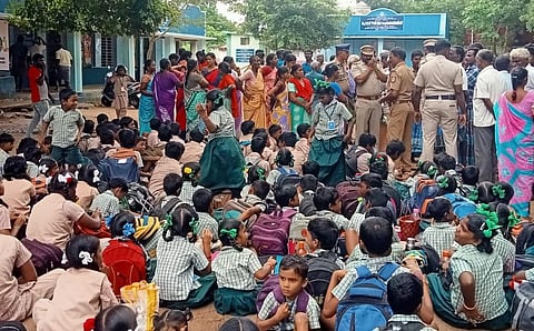 ஆசிரியரை விடுவிக்க கோரி பள்ளி முன்பு திரண்டு கிராம மக்கள் மற்றும் மாணவர்கள் முற்றுகை போராட்டத்தில் ஈடுபட்டனர்.