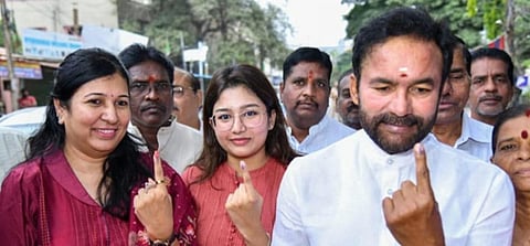 குடும்பத்துடன் வந்து வரிசையில் நின்று வாக்களித்த மத்திய இணை அமைச்சர் கிஷன் ரெட்டி.