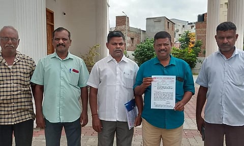 மதுரையில் மாவட்ட ஆட்சியர் அலுவலகத்தில் சிஐடியு டாஸ்மார்க் ஊழியர் சங்கத்தினர் புகார் மனு அளித்தனர்.