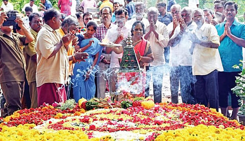 புதுச்சேரி மணக்குள விநாயகர் கோயில் யானை லட்சுமியின் நினைவிடத்தில் மலர்களால் அலங்கரிக்கப்பட்டு பூஜைகள் நடத்திய பொதுமக்கள். படம்: எம்.சாம்ராஜ்