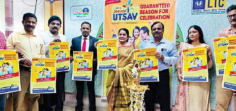 சென்னை அண்ணா நகரில் உள்ள எல்ஐசி கோட்ட அலுவலகத்தில் தொலைக்காட்சி நடிகை சபிதா ஆனந்த் குத்துவிளக்கு ஏற்ற, முதுநிலை கோட்ட மேலாளர் ஜி.குமார் `எல்ஐசி ஜீவன் உத்சவ்' திட்டத்தை அறிமுகப்படுத்தினார்.