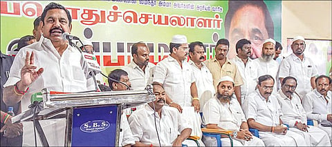 சேலத்தில் நேற்று நடைபெற்ற, மாற்றுக் கட்சிகளில் இருந்து விலகிய இஸ்லாமியர்கள் அதிமுகவில் இணையும் நிகழ்ச்சியில் பேசிய கட்சியின் பொதுச் செயலாளர் பழனிசாமி. படம்: எஸ்.குரு பிரசாத்