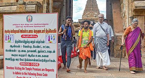 தஞ்சாவூர் பெரிய கோயிலில் ஆடைக் கட்டுப்பாடு குறித்து வைக்கப்பட்டுள்ள அறிவிப்புப் பலகை. படம்: ஆர்.வெங்கடேஷ்
