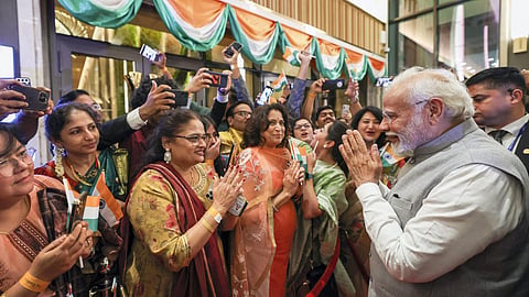 துபாயில் நடைபெறும் பருவநிலை உச்சி மாட்டில் பங்கேற்கும் பிரதமர் மோடியை வரவேற்கும் இந்திய வம்சாவளியினர்.