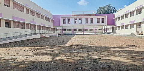 தருமபுரி அடுத்த ஒட்டப்பட்டி பகுதியில் புதிதாக கட்டப்பட்டு நீண்ட காலமாக திறக்கப்படாமல் உள்ள கல்லூரி மாணவர்களுக்கான விடுதி.