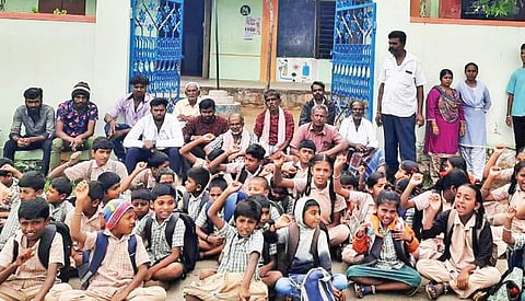 தேன்கனிக்கோட்டை அருகே உளிமங்கலம் கிராமத்தில் அரசு நடுநிலைப்பள்ளியில் அடிப்படை வசதிகள் செய்து தரக்கோரி வகுப்பை புறக்கணித்து, பெற்றோருடன் மறியல் போராட்டத்தில் ஈடுபட்ட மாணவர்கள்.