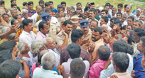 பொள்ளாச்சியை அடுத்த கிட்டசூராம்பாளையம் அம்மணீஸ்வரர் கோயில் அறங்காவலரை மாற்ற வலியுறுத்தி, இந்து சமய அறநிலையத்துறை அதிகாரிகளை முற்றுகையிட்டு போராட்டத்தில் ஈடுபட்ட மக்கள்.
படம்: எஸ்.கோபு