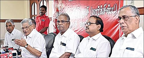 கோவையில் நேற்று செய்தியாளர்களுக்குப் பேட்டியளித்த மார்க்சிய கம்யூ. தேசியப் பொதுச் செயலாளர் சீதாராம் யெச்சூரி. உடன், மாநில செயலாளர் கே.பாலகிருஷ்ணன் உள்ளிட்டோர். படம்: ஜெ.மனோகரன்