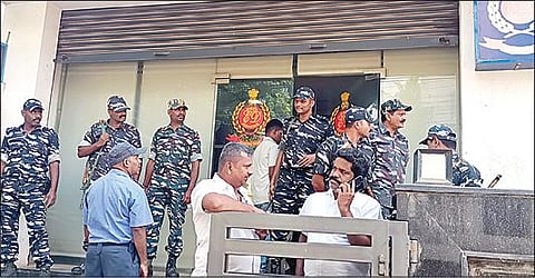 மதுரையில் உள்ள அமலாக்கத் துறை துணை மண்டல அலுவலகத்தில் குவிக்கப்பட்டுள்ள துணை ராணுவப் படையினர். படம்: எஸ்.கிருஷ்ணமூர்த்தி