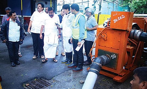 கோடம்பாக்கம் ரயில் நிலையத்தில் அதிக திறன் கொண்ட மோட்டார் பம்புகள் மூலமாக மழைநீரை வெளியேற்றும் பணியை அமைச்சர் கே.என்.நேரு ஆய்வு செய்தார். துணை மேயர் மு.மகேஷ்குமார், மாநகராட்சி ஆணையர் ஜெ.ராதாகிருஷ்ணன், சென்னைப் பெருநகர் குடிநீர் வழங்கல் மற்றும் கழிவுநீரகற்று வாரிய மேலாண்மை இயக்குநர் டி.ஜி.வினய், மத்திய வட்டார துணை ஆணையர் கே.ஜெ.பிரவீன்குமார், தலைமைப் பொறியாளர் (பொது) எஸ்.ராஜேந்திரன் ஆகியோர் உடனிருந்தனர்.