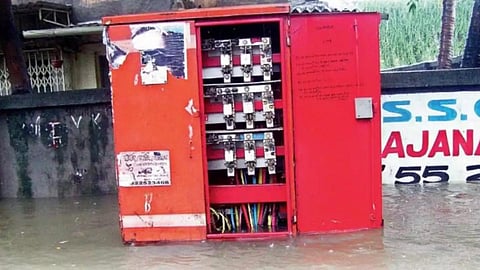 மின்சாதனங்களுக்கு அருகே தேங்கிய நீரில் நடந்து செல்ல கூடாது