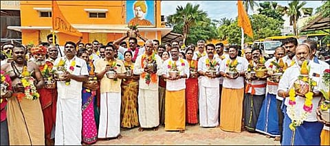 அயோத்தி ராமர் கோயிலுக்கு அனுப்பிவைக்கப்படும் புனித தீர்த்தம் அடங்கிய கலசங்களுடன் விஷ்வ இந்து பரிஷத் பொறுப்பாளர்கள்.