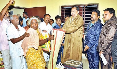 ராணிப்பேட்டை மாவட்டத்தில் நெமிலி, சோளிங்கர் உட்பட பல்வேறு இடங்களை சேர்ந்தவர்கள், புயல் காரணமாக முகாம்களில் தங்க வைக்கப்பட்டுள்ளனர். இந்த முகாம்களில் தங்கி இருப்பவர்களுக்கு அமைச்சர் ஆர்.காந்தி நேற்று நிவாரண பொருட்களை வழங்கினார். அருகில், ஆட்சியர் வளர்மதி உள்ளிட்டோர்.