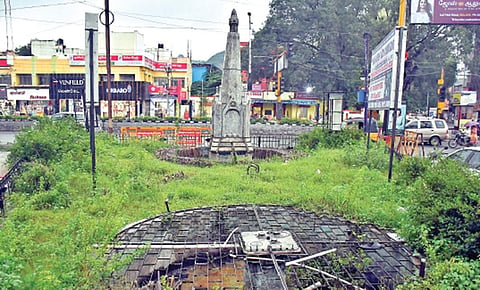 புதர்மண்டி கிடக்கும் விக்டோரியா நினைவுத்தூண் செயற்கை நீருற்று.