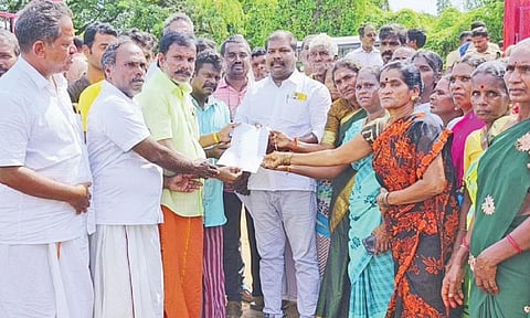 மழைக்கால நிவாரண நிதியை உடனடியாக வழங்க வேண்டும் என மரக்காணம் உப்பளத் தொழிலாளர்கள் வட்டாட்சியரிடம் மனு அளித்தனர்.