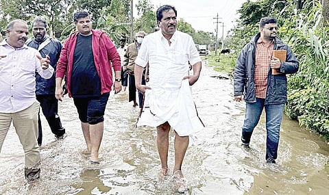 ஆந்திர மாநிலம் - பிச்சாட்டூர் அணையில் இருந்து நீர் திறக்கப்பட்டுள்ளதால், பொன்னேரி அருகே ஆலாடு உள்ளிட்ட பகுதிகளில் அமைச்சர் பி.மூர்த்தி ஆய்வு செய்தார்.