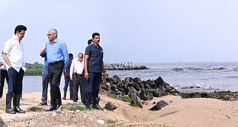 வெள்ள நீர் வடிந்து வரும் கூவம் முகத்துவாரப் பகுதியை பார்வையிடும் தமிழக முதல்வர் மு.க.ஸ்டாலின் உடன் தலைமைச் செயலாளர் சிவ்தாஸ் மீனா