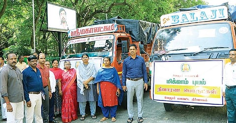 வேலூர் மாவட்ட ஆட்சியர் அலுவலகத்தில் இருந்து சென்னைக்கு உணவு, நிவாரண பொருட்களை வாகனங்களில் ஆட்சியர் குமாரவேல் பாண்டியன் நேற்று அனுப்பி வைத்தார். அருகில், மாவட்ட வருவாய் அலுவலர் மாலதி, கோட்டாட்சியர் கவிதா உள்ளிட்டோர். படம்: வி.எம்.மணிநாதன்.