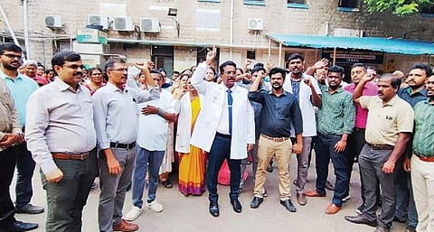 மதுரை அரசு மருத்துவமனையில் தமிழ்நாடு அரசு மருத்துவர்கள் சங்கத் தலைவர் டாக்டர் செந்தில் தலைமையில் போராட்டத்தில் ஈடுபட்ட மருத்துவர்கள். படம்: எஸ்.கிருஷ்ணமூர்த்தி