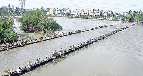 செம்பரம்பாக்கம் மற்றும் பல்வேறு ஏரிகளிலிருந்து வெளியேறும் நீரால் அடையாற்றில் வெள்ளப்பெருக்கு ஏற்பட்டுள்ளது. இதனால் அனகாபுத்தூர் தரைப்பாலம் மூழ்கியுள்ளது.
படம்: எம்.முத்துகணேஷ்