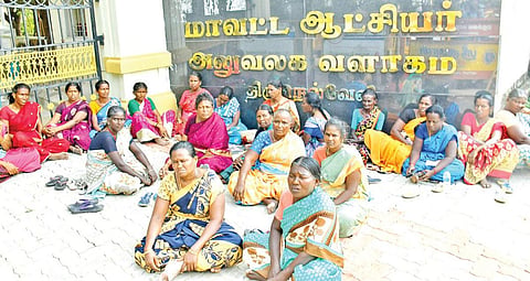 திருநெல்வேலி அருகேயுள்ள தனியார் பொறியியல் கல்லூரியில் மாணவர் மரணம் குறித்து விசாரித்து நடவடிக்கை எடுக்ககோரி, அவரது உறவினர்கள் மாவட்ட ஆட்சியர் அலுவலகத்தில் மனு அளிக்க காத்திருந்தனர்.
படம்: மு.லெட்சுமி அருண்.