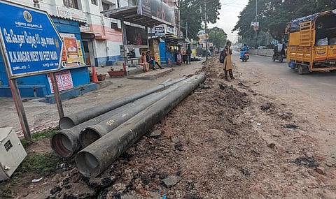 மதுரை கே.கே.நகர் 80 அடி சாலையில் குடிநீர் குழாய் பதிப்பதற்காக பள்ளம் தோண்டும் பணியில் ஈடுபட்டுள்ள ஒப்பந்தத் தொழிலாளர்கள். .
படம்: எஸ்.கிருஷ்ணமூர்த்தி.