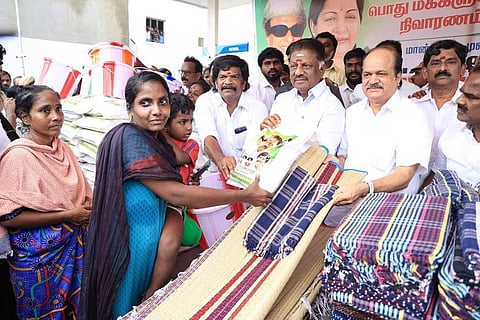 சென்னையில் வெள்ள பாதிப்பு பகுதிகளில் தலைவர்கள் நிவாரண உதவி