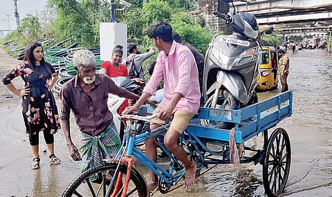இருசக்கர வாகனங்கள் வெள்ளத்தில் பழுதாகாமல் இருப்பதற்காக, வியாசர்பாடி கல்யாணபுரம் சுரங்கப் பாலத்தில் தள்ளுவண்டிகளில் ரூ.50 கட்டணத்துக்கு ஏற்றிச் செல்லும் தொழிலாளர். |
படம்: ச.கார்த்திகேயன்