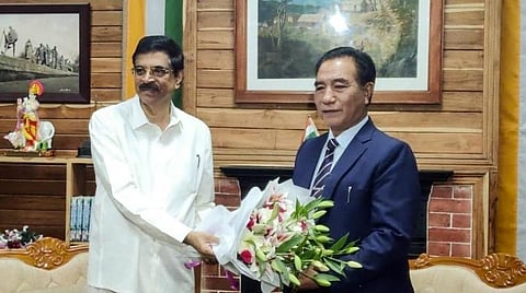 மிசோரம் முதல்வராக பதவியேற்ற சோரம் மக்கள் இயக்கத் தலைவர் லால்துஹோமாவுக்கு வாழ்த்து தெரிவித்த மாநில ஆளுநர் ஹரி பாபு கம்பம்பட்டி