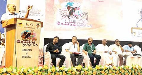 விருதுநகரில் நேற்று தொடங்கிய கரிசல் இலக்கியத் திருவிழா 2023-ல்
சிறப்புரையாற்றிய எழுத்தாளர் பெருமாள் முருகன். அருகில்,
மாவட்ட ஆட்சியர் வீ.ப.ஜெயசீலன் மற்றும் எழுத்தாளர்கள்.