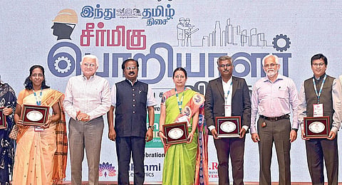 சென்னையில் நடைபெற்ற ‘சீர்மிகு பொறியாளர்’ விருது வழங்கும் விழாவில் விருது பெற்றவர்களில் ஒரு பகுதியினருடன் ராம்கோ சிமென்ட்ஸ் நிறுவன செயல் இயக்குநர் (மார்க்கெட்டிங்) பாலாஜி கே.மூர்த்தி, சென்னை மெட்ரோ ரயில் நிறுவன இயக்குநர் டி.அர்ச்சுனன், ‘இந்து தமிழ் திசை’ தலைமை இயக்குநர் அலுவலர் ஷங்கர் வி.சுப்ரமணியம் உள்ளிட்டோர்.
படங்கள்: எஸ்.சத்தியசீலன்