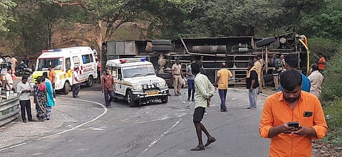 விபத்துக்குள்ளான பேருந்து