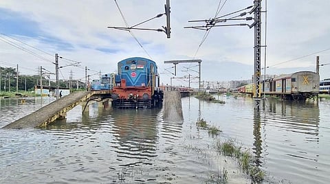 புயல் தாக்கத்தால் ரயில்கள் ரத்து; தெற்கு ரயில்வேக்கு ரூ.35 கோடி இழப்பு
