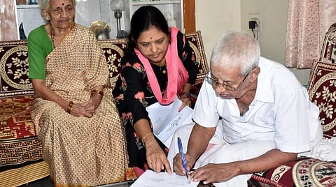 கடந்த 11 சட்டப் பேரவைத் தேர்தல்களில் வீடுகளில் இருந்து வாக்களித்த 3.30 லட்சம் முதியோர்கள்