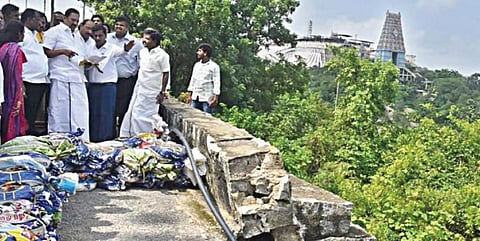 மிக்ஜாம் புயலால் சேதம் அடைந்த திருத்தணி முருகன் கோயிலுக்குச் செல்லும் மலைப் பாதையை ஆய்வு செய்த கைத்தறி மற்றும் துணி நூல் துறை அமைச்சர் ஆர்.காந்தி. உடன் ஆட்சியர் த.பிரபு சங்கர் உள்ளிட்டோர்.