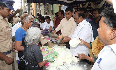 வேளச்சேரியில் புயலால் பாதிக்கப்பட்ட மக்களுக்கு நிவாரண பொருட்கள்: அமைச்சர் எ.வ.வேலு தொடர்ந்து 6-வது நாளாக வழங்கினார்
