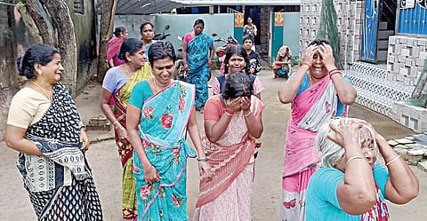 இலங்கை கடற்படையினரால் மீனவர்கள் கைது செய்யப்பட்ட தகவலறிந்து, நாகை அக்கரைப்பேட்டையில் நேற்று கதறியழுத மீனவர்களின் உறவினர்கள்.