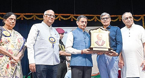 சென்னையில் நடைபெற்ற பாரதி விழாவில் முன்னாள் ஐபிஎஸ் அதிகாரி கே.விஜயகுமாருக்கு, பாரதி விருதை ஆளுநர் ஆர்.என்.ரவி வழங்கினார். உடன் வானவில் பண்பாட்டு மைய நிறுவனர் கே.ரவி, எழுத்தாளர் சிவசங்கரி, பாரதிய வித்யாபவன் இயக்குநர் ராமசாமி மற்றும் சோபனா ரேமஷ், பர்வின் சுல்தானா.
படம்: எஸ்.சத்தியசீலன்